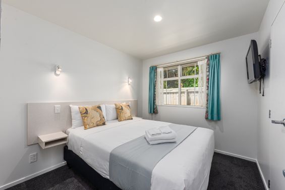 Deluxe 1-Bedroom - queen-size bed